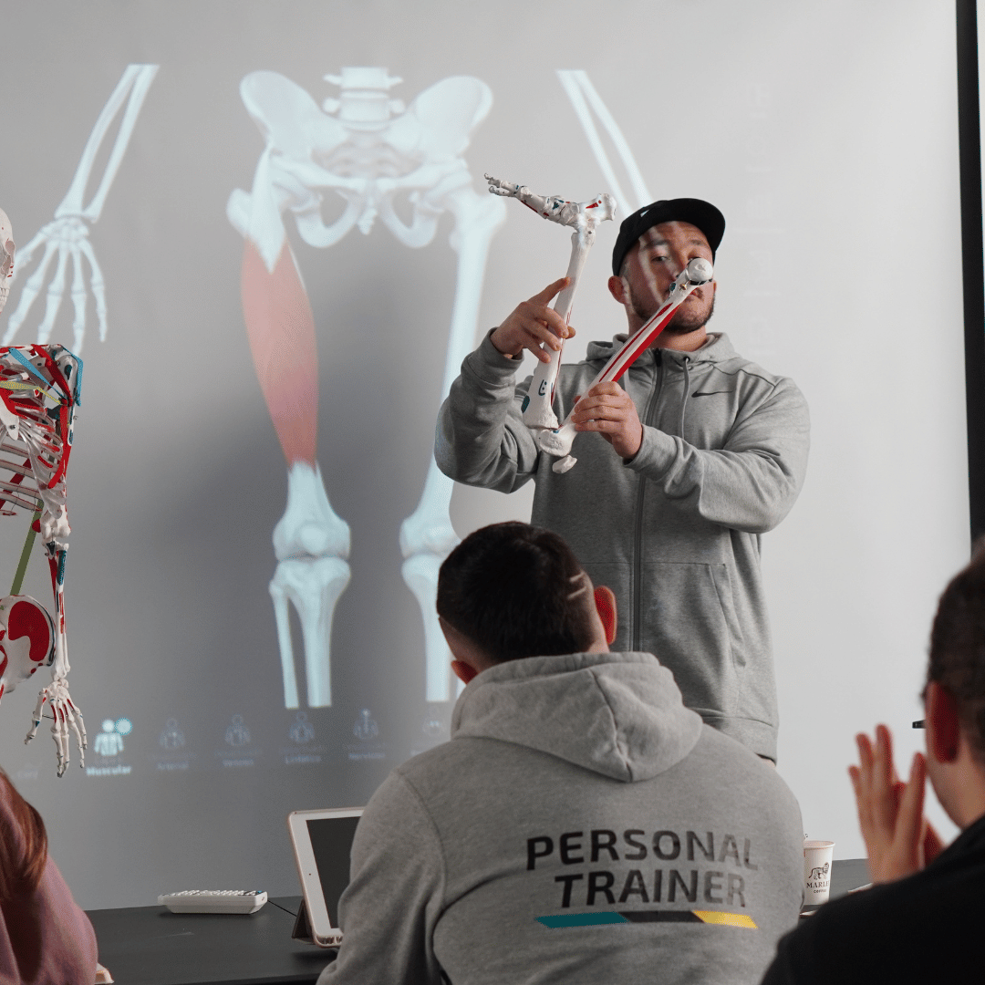 Sesión práctica del curso en el piso del gimnasio