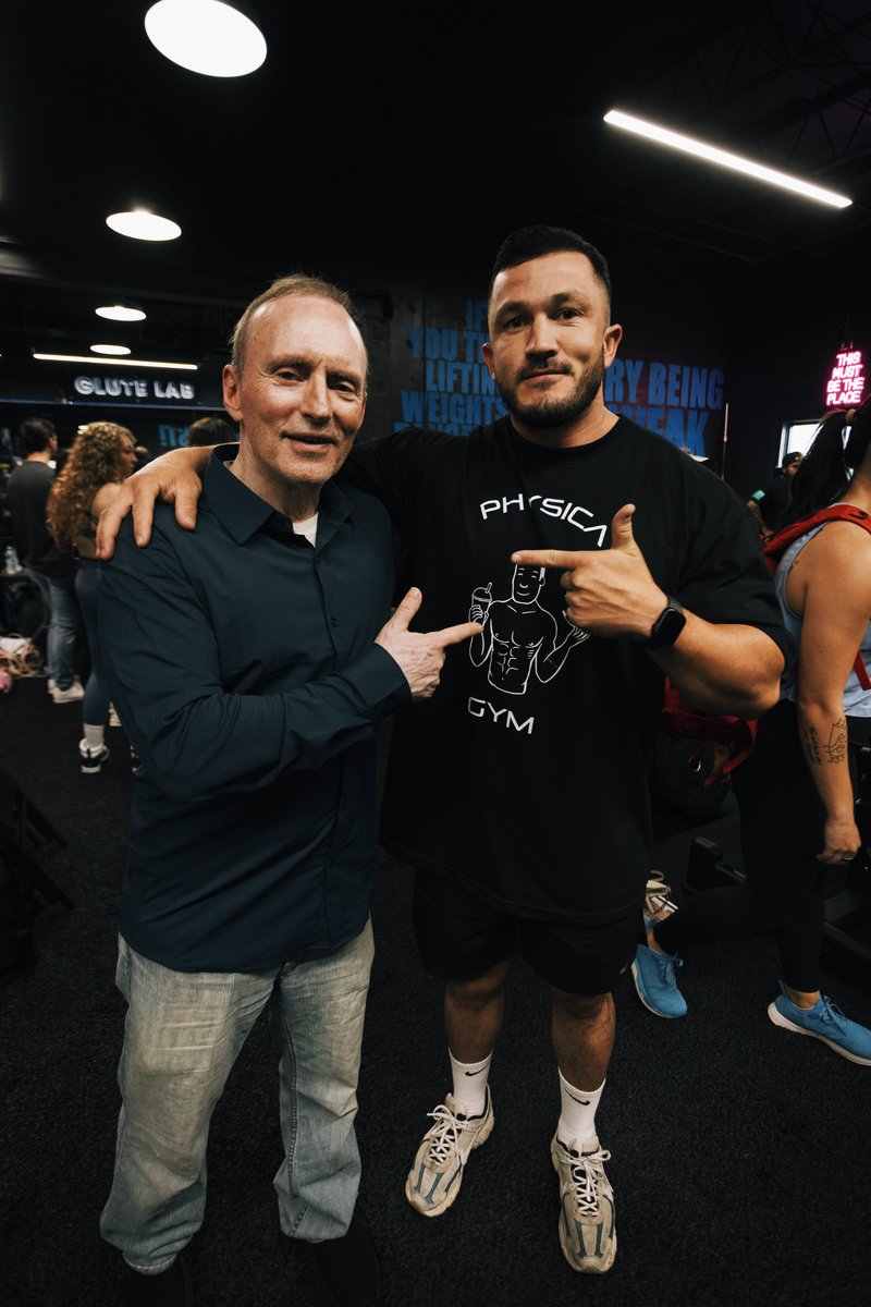 André Bravo junto a Brad Schoenfeld, PhD — referente mundial en investigación de hipertrofia